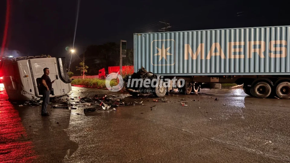 Carreta colide na traseira de semirreboque, tem cabine destruída e interdita avenida no Distrito Industrial de Manaus