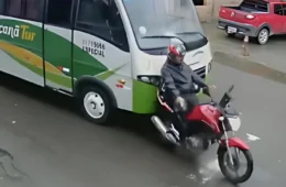Veja: Motociclista é surpreendido por ônibus enquanto aguardava o sinal abrir no Lírio do Vale