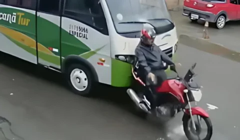 Veja: Motociclista é surpreendido por ônibus enquanto aguardava o sinal abrir no Lírio do Vale