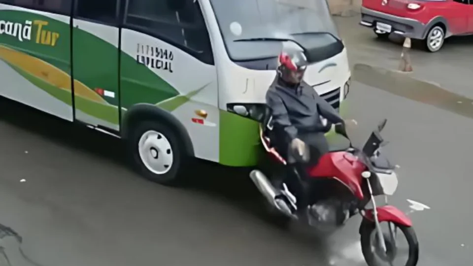 Veja: Motociclista é surpreendido por ônibus enquanto aguardava o sinal abrir no Lírio do Vale