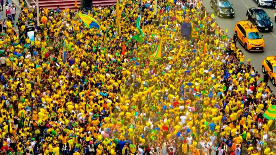 MVA reúne 8 mil torcedores em Bandeiraço e pinta Times Square de verde e amarelo em festa histórica