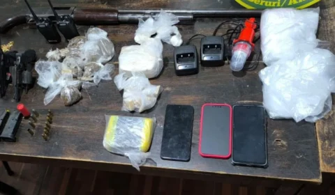 Foragido da Justiça é preso com armas e drogas durante operação em flutuante no interior do AM