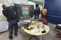 Homem é preso com drogas, armas e materiais do tráfico ao tentar fugir da polícia no bairro Compensa