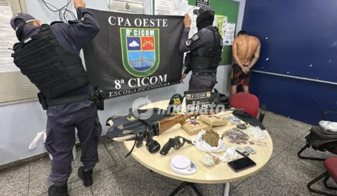 Homem é preso com drogas, armas e materiais do tráfico ao tentar fugir da polícia no bairro Compensa