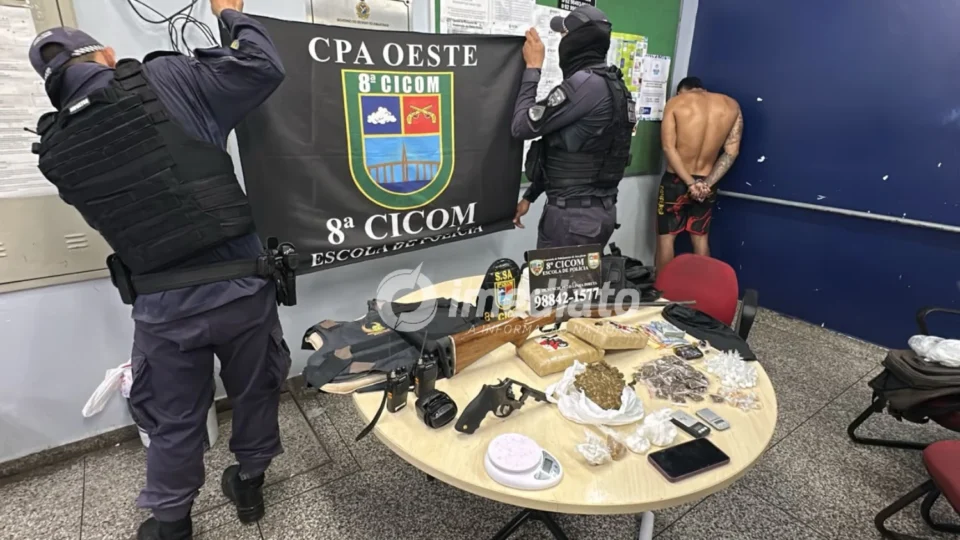 Homem é preso com drogas, armas e materiais do tráfico ao tentar fugir da polícia no bairro Compensa