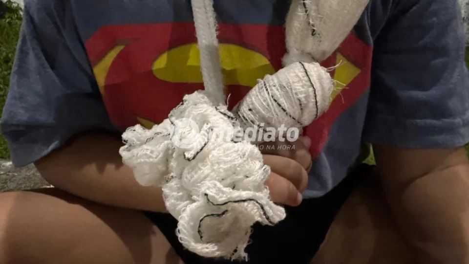 VEJA FOTOS: Criança de 4 anos tem dedo decepado enquanto brincava em praça sem manutenção no bairro Nova Cidade