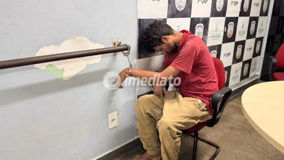 Homem com antecedentes por roubo é preso após ameaçar pessoas com faca e atacar guarda municipal durante festival folclórico em Manaus