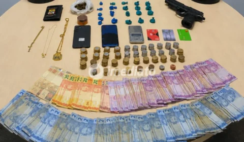 Homem é preso pela ROCAM com drogas, simulacro de arma e mais de R$ 1 mil em dinheiro no bairro Flores