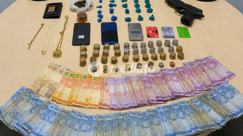 Homem é preso pela ROCAM com drogas, simulacro de arma e mais de R$ 1 mil em dinheiro no bairro Flores