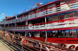 Movimentação intensa no porto de Manaus marca embarque para Parintins com últimas passagens, redes disputadas e clima de festa rumo ao Festival dos Bois