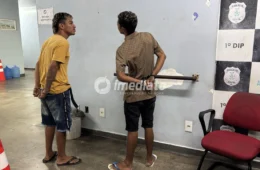 Usuário de drogas é detido e suspeito de tráfico é preso com drogas, dinheiro e balança de precisão no bairro Petrópolis