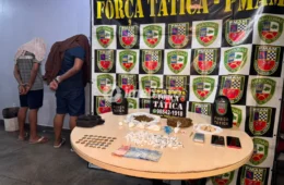 Denúncia leva Força Tática a prender dupla com mais de 140 porções de drogas e comprimidos de êxtase em beco no bairro Parque das Nações
