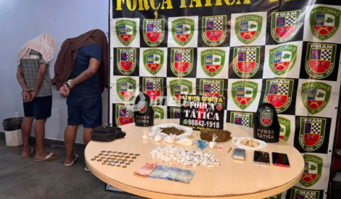 Denúncia leva Força Tática a prender dupla com mais de 140 porções de drogas e comprimidos de êxtase em beco no bairro Parque das Nações