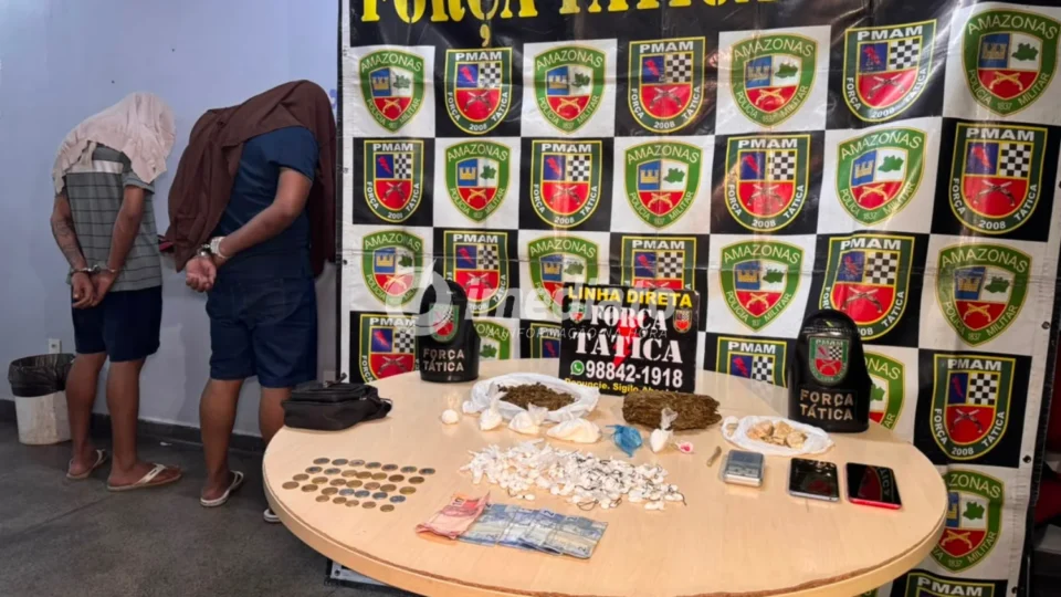 Denúncia leva Força Tática a prender dupla com mais de 140 porções de drogas e comprimidos de êxtase em beco no bairro Parque das Nações