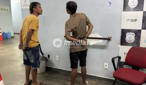 Usuário de drogas é detido e suspeito de tráfico é preso com drogas, dinheiro e balança de precisão no bairro Petrópolis
