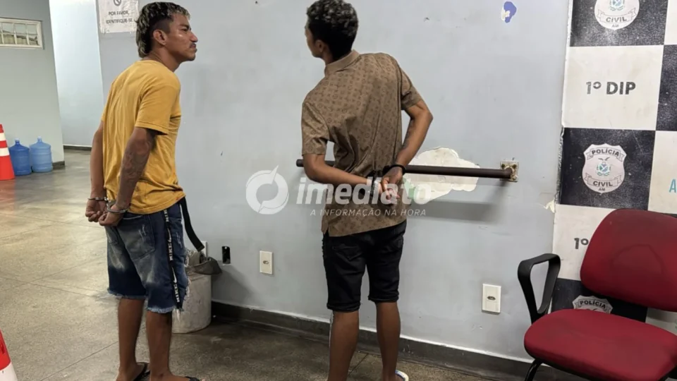 Usuário de drogas é detido e suspeito de tráfico é preso com drogas, dinheiro e balança de precisão no bairro Petrópolis