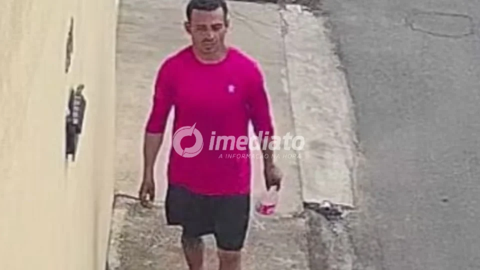 VEJA VÍDEO: Homem suspeito de assaltar moradora após pedir água é preso pela PM no bairro Santa Etelvina