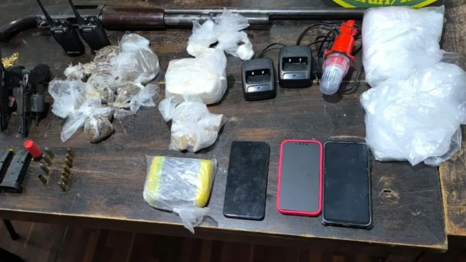 Foragido da Justiça é preso com armas e drogas durante operação em flutuante no interior do AM