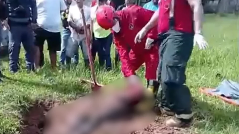 VÍDEO: corpo é encontrado em cova rasa nos fundos de igreja e causa comoção em Tabatinga