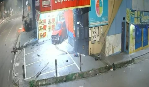 Vídeo forte: Mulher morre após viatura da Rocam atingir carro na Avenida Autaz Mirim; motorista é preso por suspeita de embriaguez