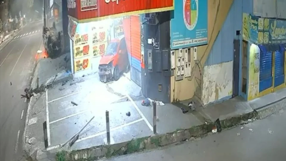 Vídeo forte: Mulher morre após viatura da Rocam atingir carro na Avenida Autaz Mirim; motorista é preso por suspeita de embriaguez