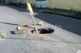 Buraco toma conta de rua, muda rota de ônibus e preocupa moradores na Zona Leste que fazem denúncia