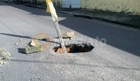 Buraco toma conta de rua, muda rota de ônibus e preocupa moradores na Zona Leste que fazem denúncia