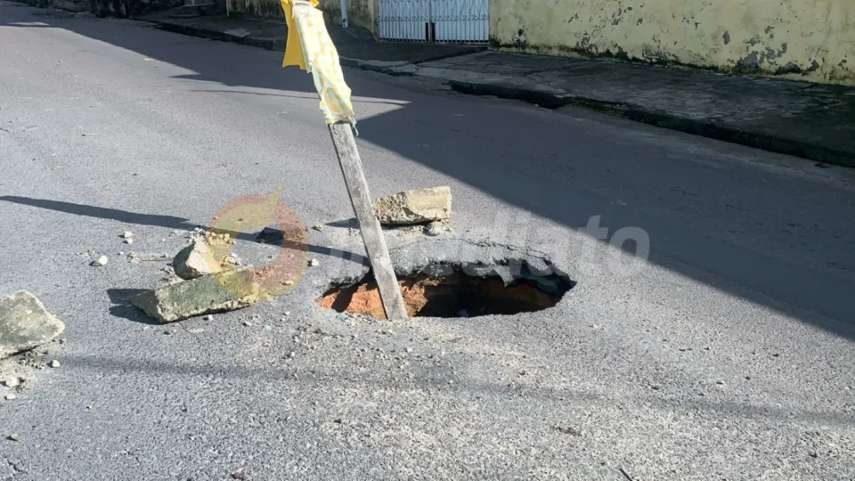 Buraco toma conta de rua, muda rota de ônibus e preocupa moradores na Zona Leste que fazem denúncia