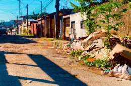 Moradores pedem socorro após anos de abandono em rua do Gilberto Mestrinho