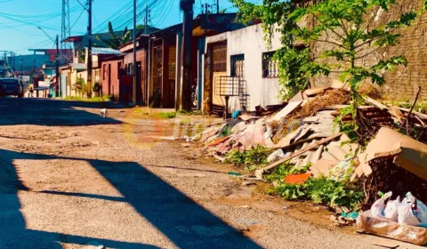Moradores pedem socorro após anos de abandono em rua do Gilberto Mestrinho
