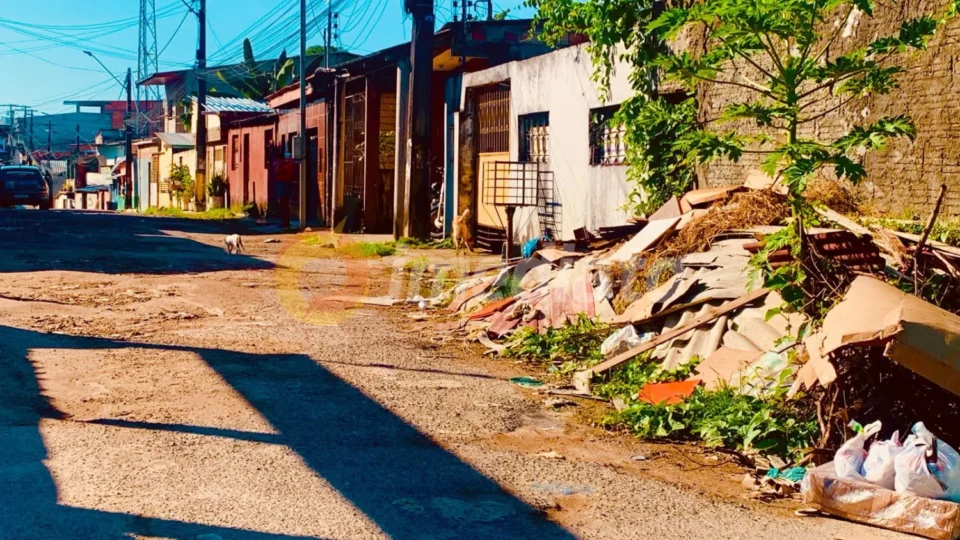 Moradores pedem socorro após anos de abandono em rua do Gilberto Mestrinho