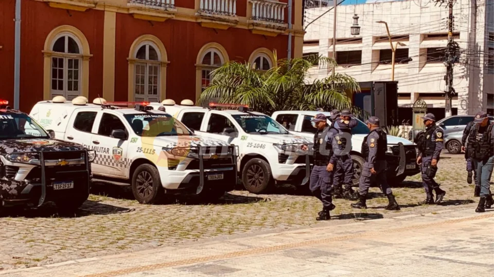 Segurança reforçada no centro de Manaus com operação da Polícia Militar e Cavalaria