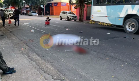 Vendedor de salgados morre atropelado no Centro de Manaus; motorista foge sem prestar socorro