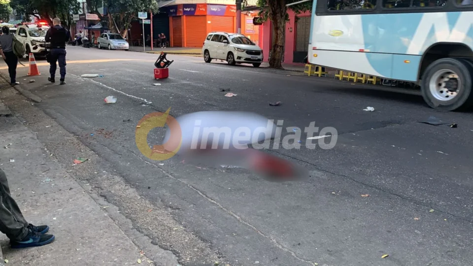 Vendedor de salgados morre atropelado no Centro de Manaus; motorista foge sem prestar socorro