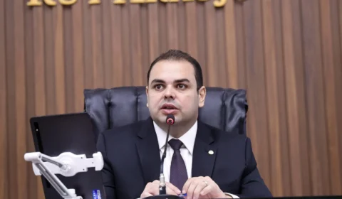 Roberto Cidade anuncia antecipação do 13º salário e movimenta R$ 1,4 bilhão no Amazonas