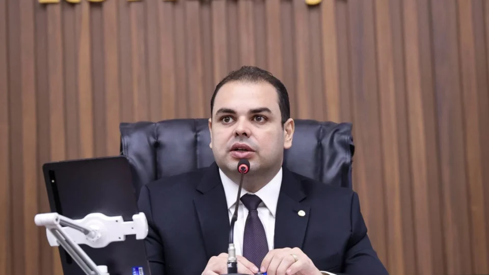 Roberto Cidade anuncia antecipação do 13º salário e movimenta R$ 1,4 bilhão no Amazonas