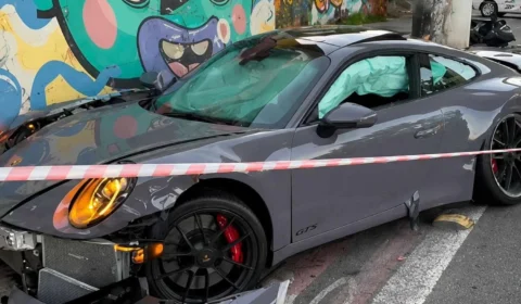 Influenciador perde controle de carro esportivo alemão e bate em cinco veículos em SP