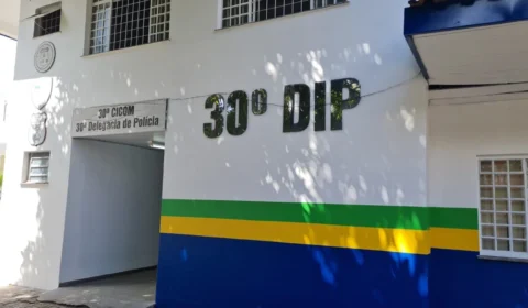 Mulher é presa em flagrante por injúria homofóbica, ameaça e agressão contra vizinho em Manaus