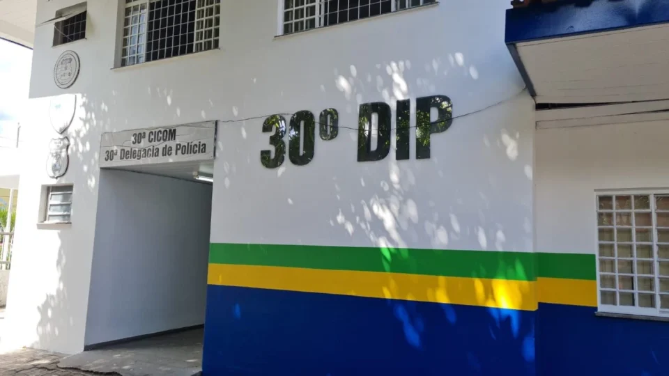 Mulher é presa em flagrante por injúria homofóbica, ameaça e agressão contra vizinho em Manaus