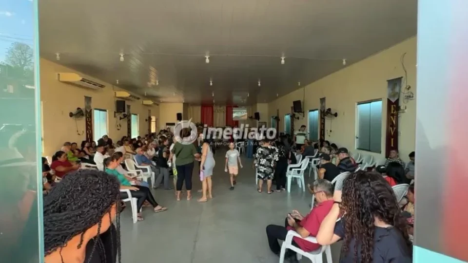 Sob lágrimas e pedidos de justiça, familiares se despedem de comerciante morto durante assalto em Manaus