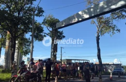 Moradores protestam após dias sem abastecimento de água no Conjunto Lula, em Manaus