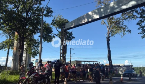 Moradores protestam após dias sem abastecimento de água no Conjunto Lula, em Manaus