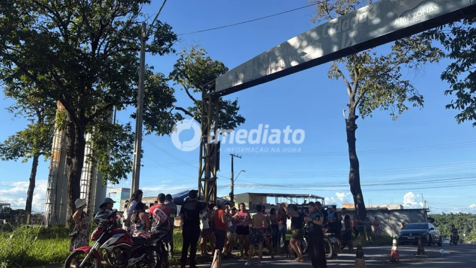 Moradores protestam após dias sem abastecimento de água no Conjunto Lula, em Manaus