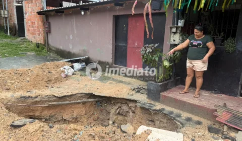 Cratera avança em rua da Cidade Nova e moradores temem desabamento de casas após fortes chuvas