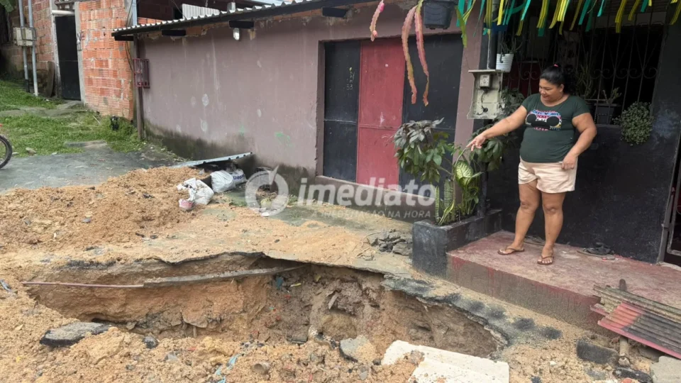 Cratera avança em rua da Cidade Nova e moradores temem desabamento de casas após fortes chuvas