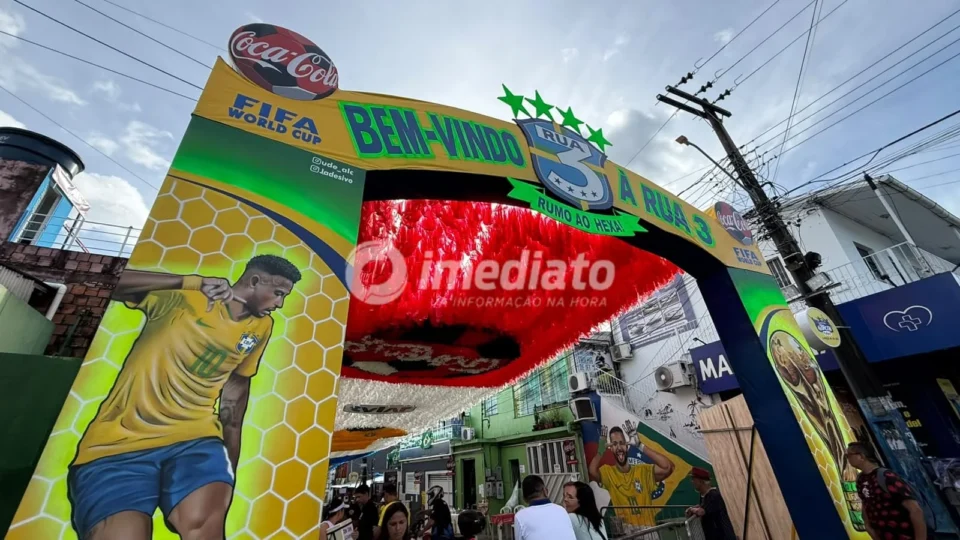Rua da Copa reúne moradores, turistas e comerciantes para abertura do Mundial em Manaus