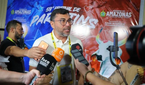 Em Parintins, Wilson Lima relembra ações de sua gestão que transformaram o festival e a infraestrutura da cidade