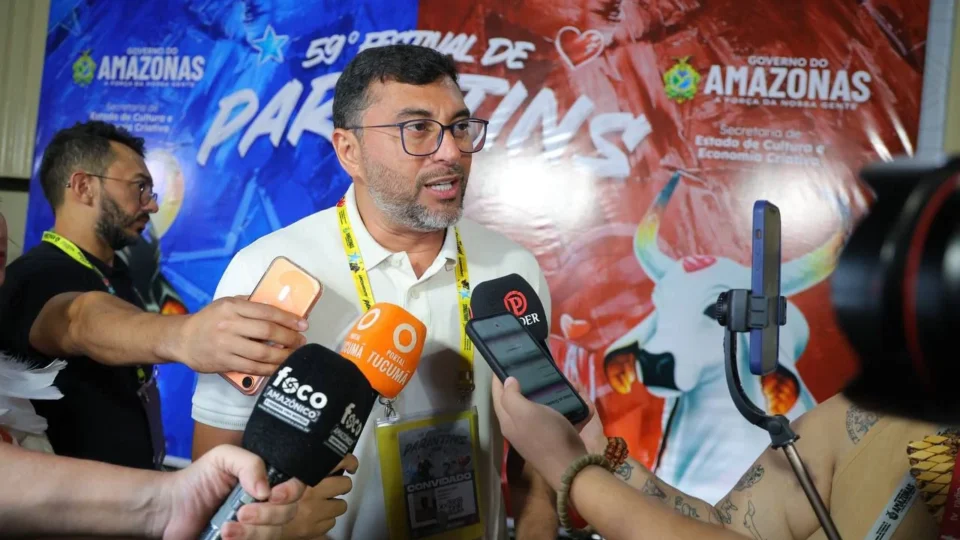 Em Parintins, Wilson Lima relembra ações de sua gestão que transformaram o festival e a infraestrutura da cidade