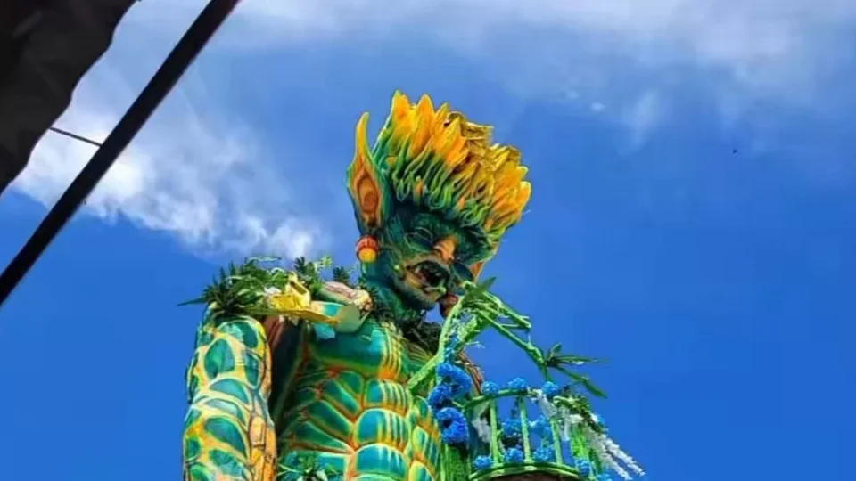 VEJA VÍDEO: clima de tensão: alegoria do Caprichoso cai durante preparação para o Festival de Parintins