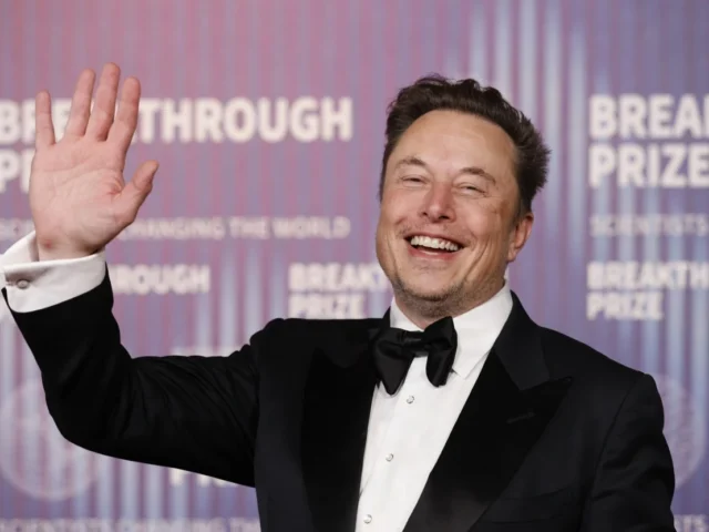 Elon Musk quebra todas as marcas e se torna o primeiro trilionário do mundo